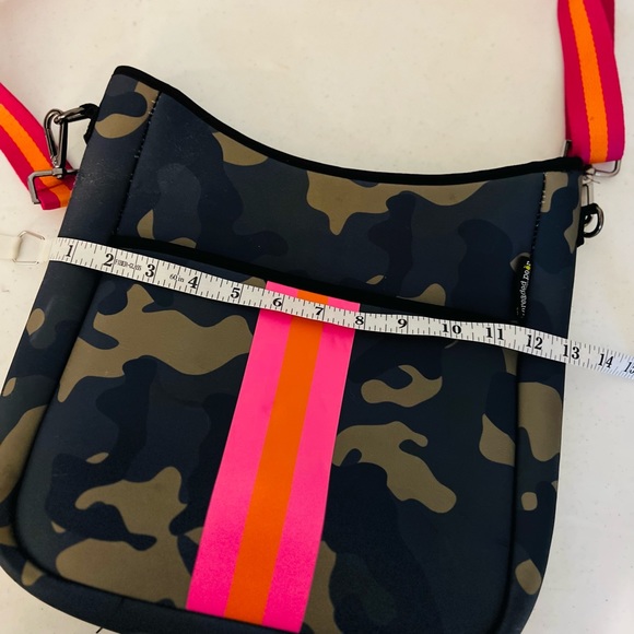 Threaded pear neoprene crossbody - Picture 6 of 7